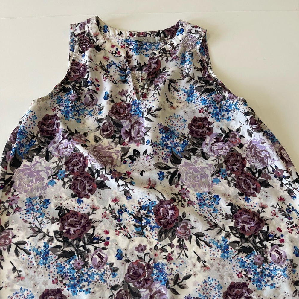 Dalia floral sleeveless top, size S, 100% polyester, smoking details